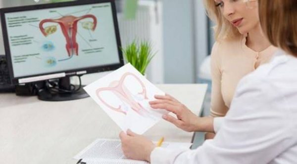 ecografia ginecologia flussimetria - medico e paziente per lettura esami flussimetria