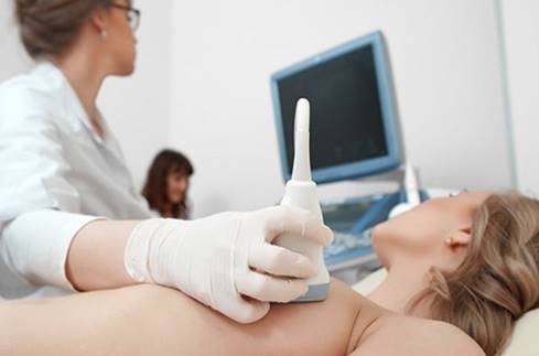 ecografia mammaria - esecuzione esame con macchinario apposito