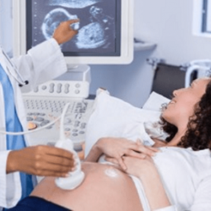 ecografie di screening down primo e secondo trimestre - ginecologa esegue ecografia sulla paziente