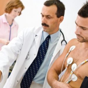 medico prepara paziente per eseguire elettrocardiogramma da sforzo