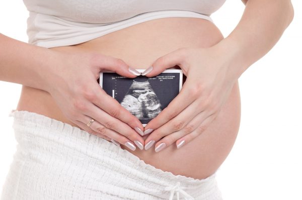 ecografie in gravidanza - donna incinta mostra ecografia