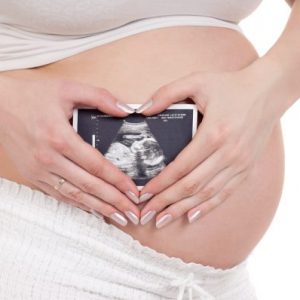 ecografie in gravidanza - donna incinta mostra ecografia